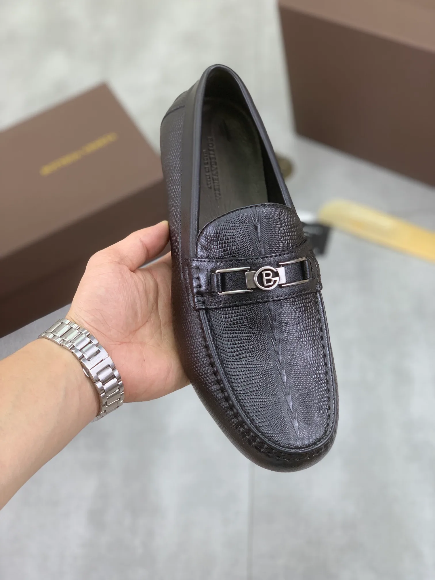 Men's men's shoes 💰p420 [New model] Water-dyed cow leather 💰High-quality business beanie shoes 💎💎💎 bottega veneta official website synchronizes the latest top version of bv in the market, accepts material comparison, shoe type comparison, process comparison, practical and textured, versatile and suitable for any occasion, the more you look at it, the more it tastes. Purely hand-woven craftsmanship - Upper material, ostrich pattern calfskin imported from Italy - High-quality water-dyed cowhide inside - Original private model customized outsole - Size: 39-44 (38 45 can be customized) Color: black or brown optional
